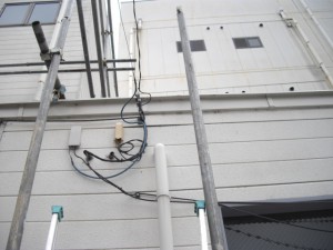 電線による外壁の破損