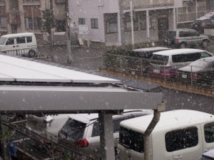 太陽光パネルの雪止め